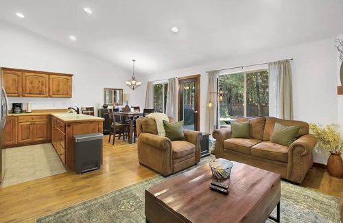 Three Rivers House | Private cabin, hot tub, dogs welcome, close to river & mountainsnn