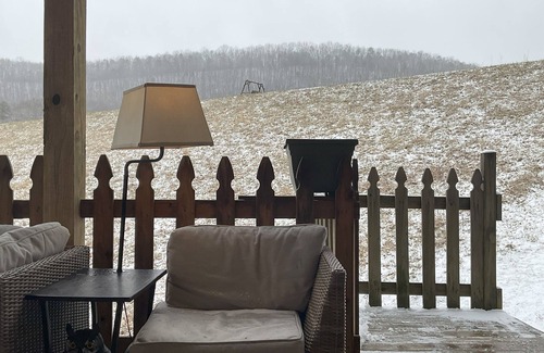 Marlinton Cabin | private cabin in w/fireplace & hot tub. Located close to Snowshoe. !Free Pizza!