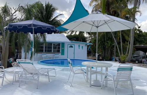Pompano Beach Cabin | PRIVATE CABIN King bed FREE PARKING 2 miles to Beach, Unique Property