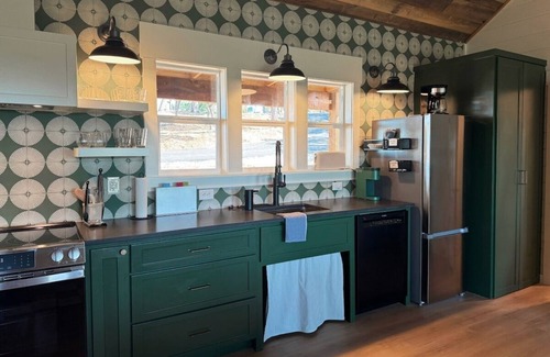 Canyon Lake Cabin | Private Cabin w/Amazing Hilltop Views of Sunrise, Sunset and Wildlife - Hot Tub