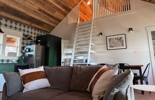 Canyon Lake Cabin | Private Cabin w/Amazing Hilltop Views of Sunrise, Sunset and Wildlife - Hot Tub