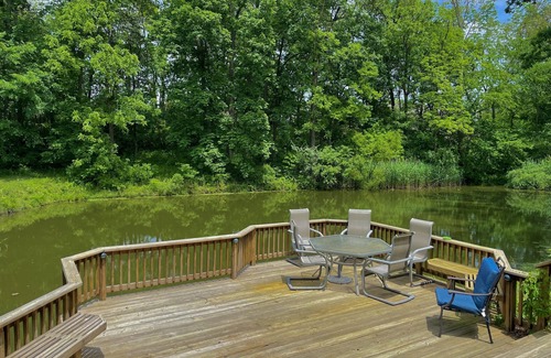 Freeburg Cabin | Private Cabin with Pond on Family Farm