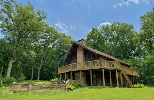 Freeburg Cabin | Private Cabin with Pond on Family Farm
