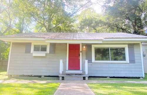 Folsom House | PRIVATE Cleveland St. Cottage~Walk Folsom Village