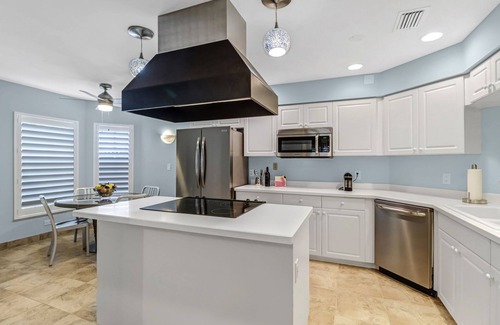 Vineyards Condo | Private coastal retreat in The Vineyards— 15 min from the beach!