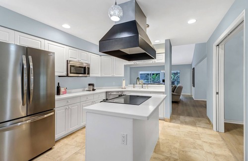 Vineyards Condo | Private coastal retreat in The Vineyards— 15 min from the beach!