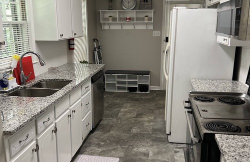 Church Street House | *Private/Contempo/Cozy/House & pool/17 min from ATL & in the Atlanta Metro Area*