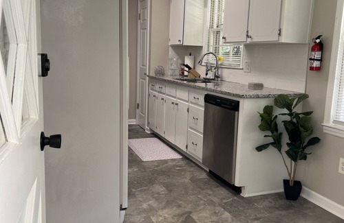 Church Street House | *Private/Contempo/Cozy/House & pool/17 min from ATL & in the Atlanta Metro Area*