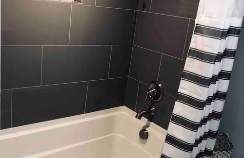 Garden City House | Private Cottage + Mins to Downtown Savannah River Street.