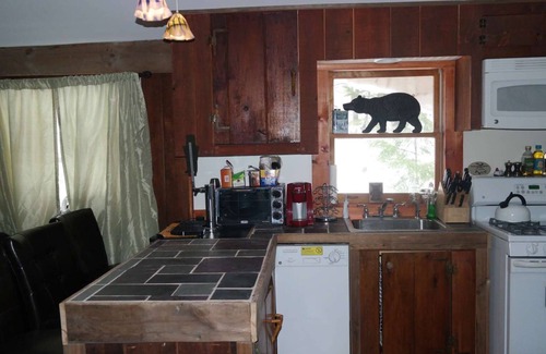 Jamaica Cabin | Private Cottage With Hot Tub! Close to Pikes Falls, village, and hiking!