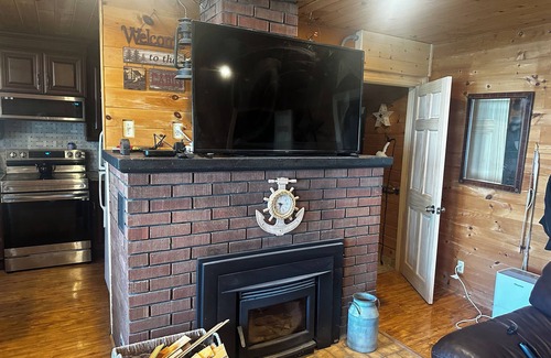 Wyoming House | Private Cozy 2-bedroom house steps from the shore of Lake Huron