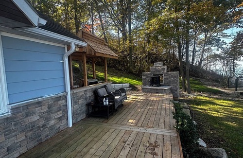 Wyoming House | Private Cozy 2-bedroom house steps from the shore of Lake Huron