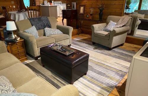 Enumclaw Ski Chalet | Private Cozy 3 BR Cabin near Mt Rainier, Sunrise & Crystal Mt Hiking