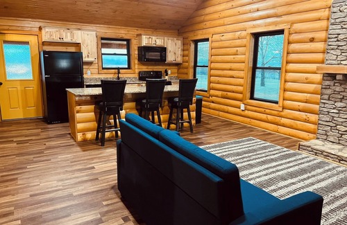 Harrodsburg Cabin | Private Cozy Cabin on Bourbon Trail with Hot Tub