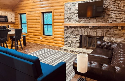 Harrodsburg Cabin | Private Cozy Cabin on Bourbon Trail with Hot Tub