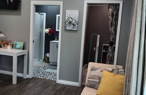 Red Hill Apartment | Private Cozy Room Getaway Golf Course View CCU, HGTC, CMC, 20 Restaurant 1 Min.