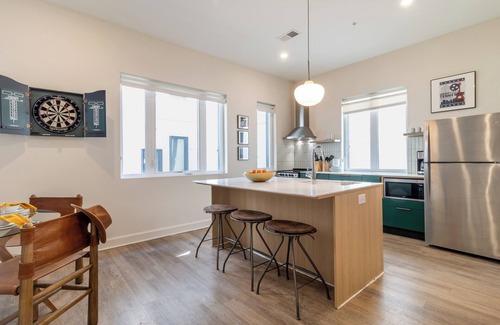 Buena Vista Apartment | Private Deck | 5 Mins to Broadway | The Conway