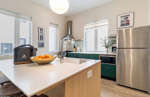 Buena Vista Apartment | Private Deck | 5 Mins to Broadway | The Conway