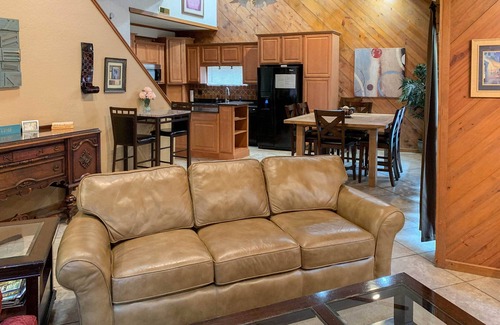 Mid America Cabin | Private Deck & Dock: Home on Lake Hamilton!