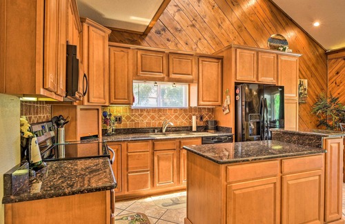 Mid America Cabin | Private Deck & Dock: Home on Lake Hamilton!