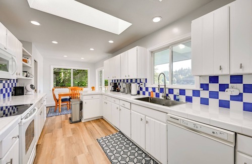 East Olympia House | Private Dock & Fire Pit: Lakefront Gem in Olympia