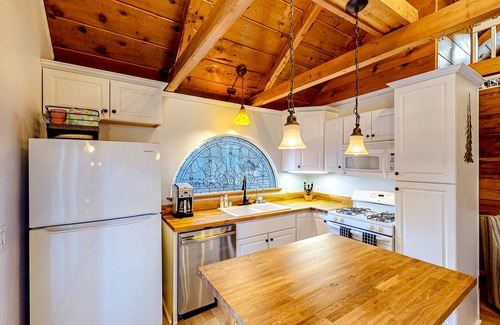 Arnold Cabin | Private dog-friendly cabin with pool access, mtn views, & deck - near skiing