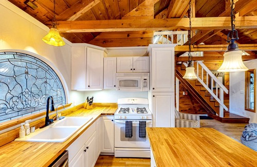 Arnold Cabin | Private dog-friendly cabin with pool access, mtn views, & deck - near skiing
