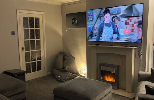 Wigan House | Private Double Room in Peaceful Neighbourhood close to Wigan City Centre.