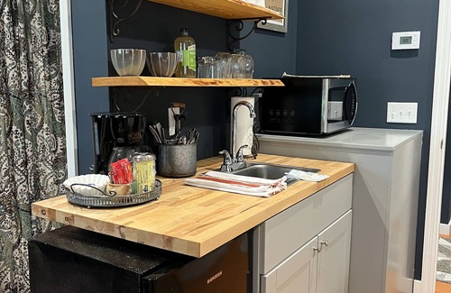 Darien Apartment | Private efficiency, Pet Friendly, private patio near Sapelo Island, kayaking