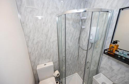 Levenshulme Hotel | Private ensuite rooms with kitchen access by Irwell Stays