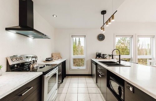 Namur Ski Chalet | Private Estate of 50 Acres/Lake/Canoe/Spa/Wilderness/Tranquility 100%/FirePit