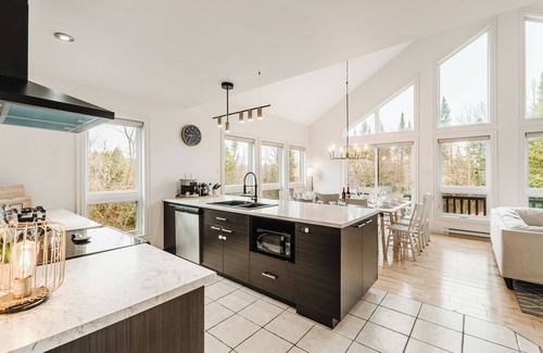 Namur Ski Chalet | Private Estate of 50 Acres/Lake/Canoe/Spa/Wilderness/Tranquility 100%/FirePit