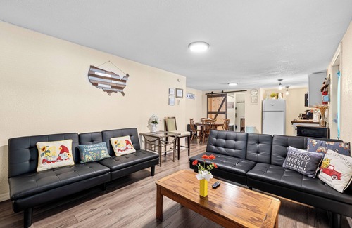 St. Petersburg - Clearwater Apartment | Private Farmhouse apartment in vibrant St Petersburg just 5 miles to the beaches