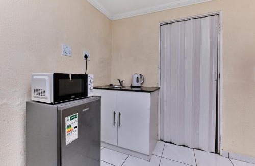 Greater Johannesburg Metropolitan Area Apartment | Private Garden Cottage with Kitchenette
