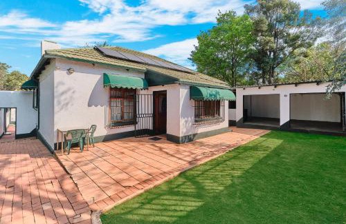 Greater Johannesburg Metropolitan Area Apartment | Private Garden Cottage with Kitchenette