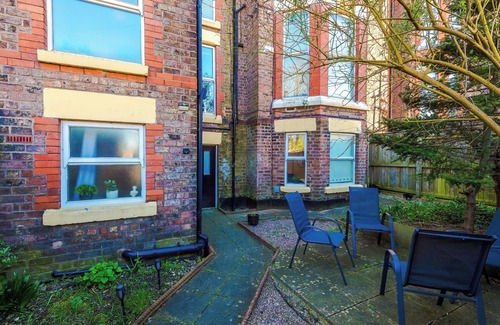 Liverpool Apartment | Private garden maisonette near Anfield