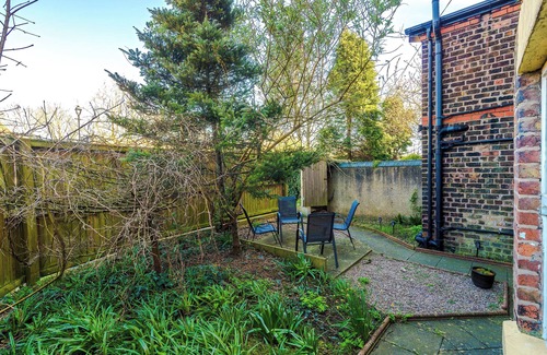 Liverpool Apartment | Private garden maisonette near Anfield