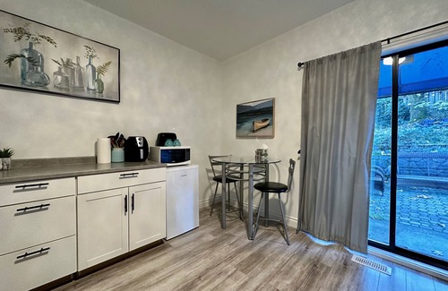 Langford House | Private garden suite close to key travel routes. Pet-friendly.