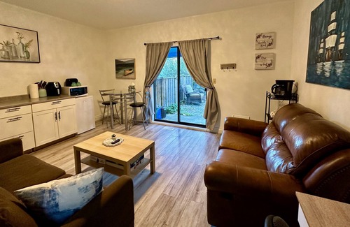 Langford House | Private garden suite close to key travel routes. Pet-friendly.