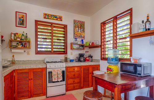 Soliman Bay Cabin | Private garden view casita, perfect for a couple, beach access, AC and WiFi!