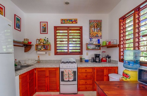 Soliman Bay Cabin | Private garden view casita, perfect for a couple, beach access, AC and WiFi!