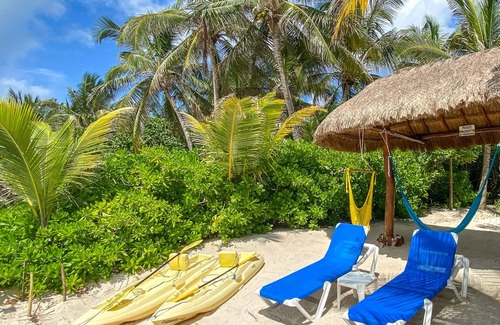 Soliman Bay Cabin | Private garden view casita, perfect for a couple, beach access, AC and WiFi!