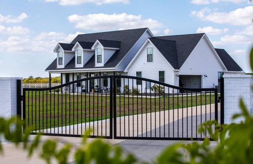 Lockhart House | Private gated modern farmhouse in the BBQ capitol of Texas!