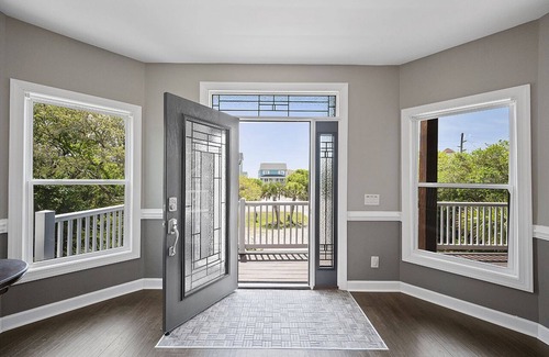 Sneads Ferry House | Private Getaway! Heated Pool, Hot Tub, & Tiki Bar! 5BD, 4.5BA, 5 min to beach!