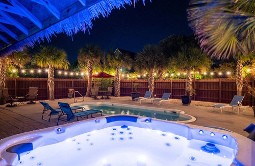 Sneads Ferry House | Private Getaway! Heated Pool, Hot Tub, & Tiki Bar! 5BD, 4.5BA, 5 min to beach!