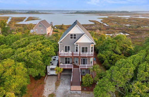 Sneads Ferry House | Private Getaway! Heated Pool, Hot Tub, & Tiki Bar! 5BD, 4.5BA, 5 min to beach!