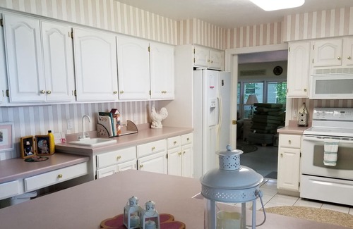 Brussels Cottage | Private getaway for large groups with firepit and view