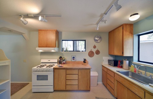 Mount Shasta House | Private Getaway on Beautiful Wooded 2 Acres w/Hot Tub; Modern Home Close to Town