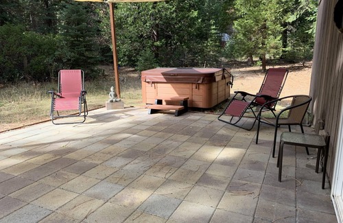 Mount Shasta House | Private Getaway on Beautiful Wooded 2 Acres w/Hot Tub; Modern Home Close to Town