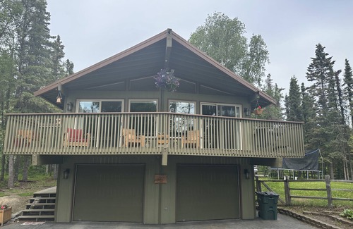 Mid-Hillside House | Private Getaway Right in Town